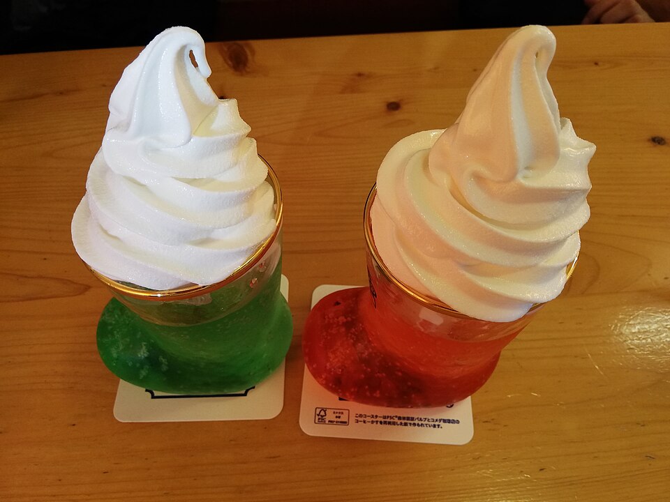 メロンといちごのクリームソーダ